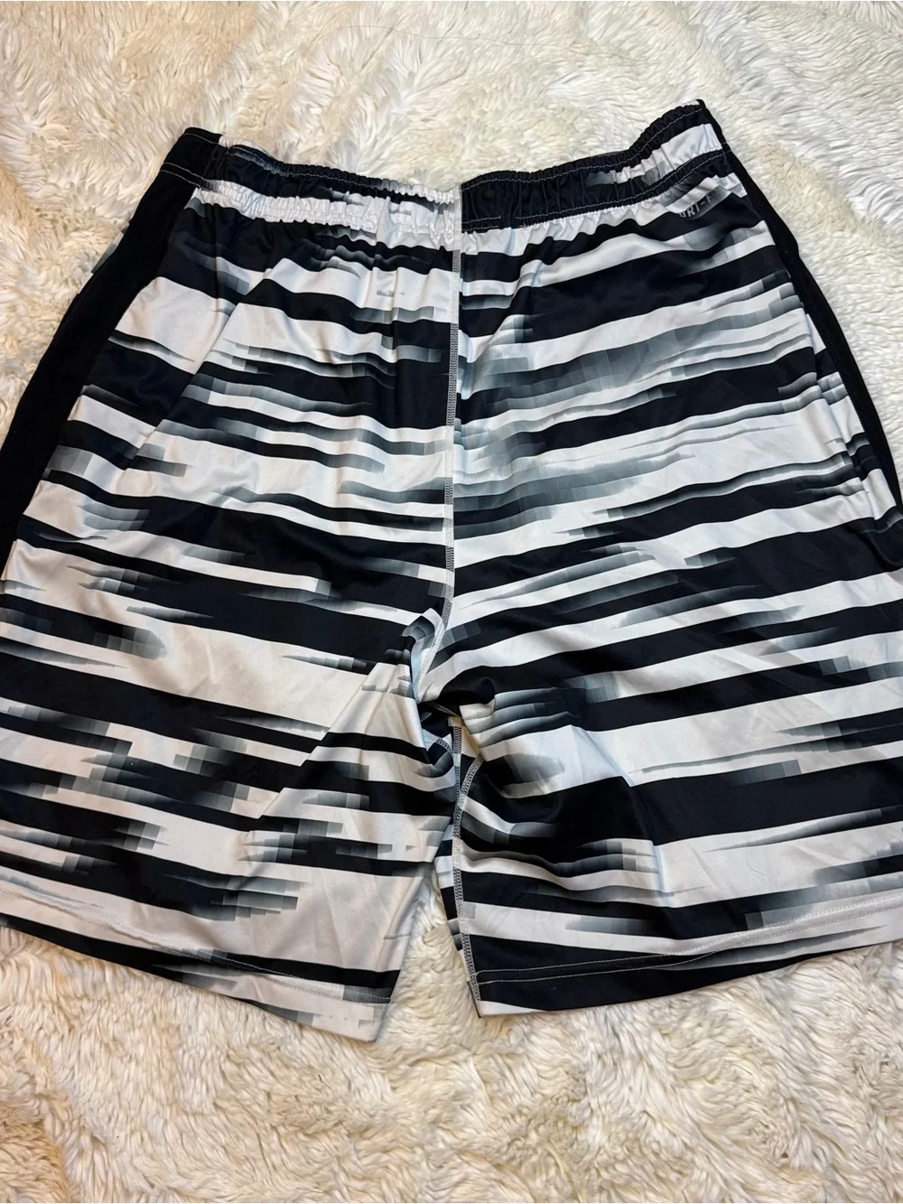 Nike men’s Black/White Striped athletic Shorts size XL no liner 10” inseam